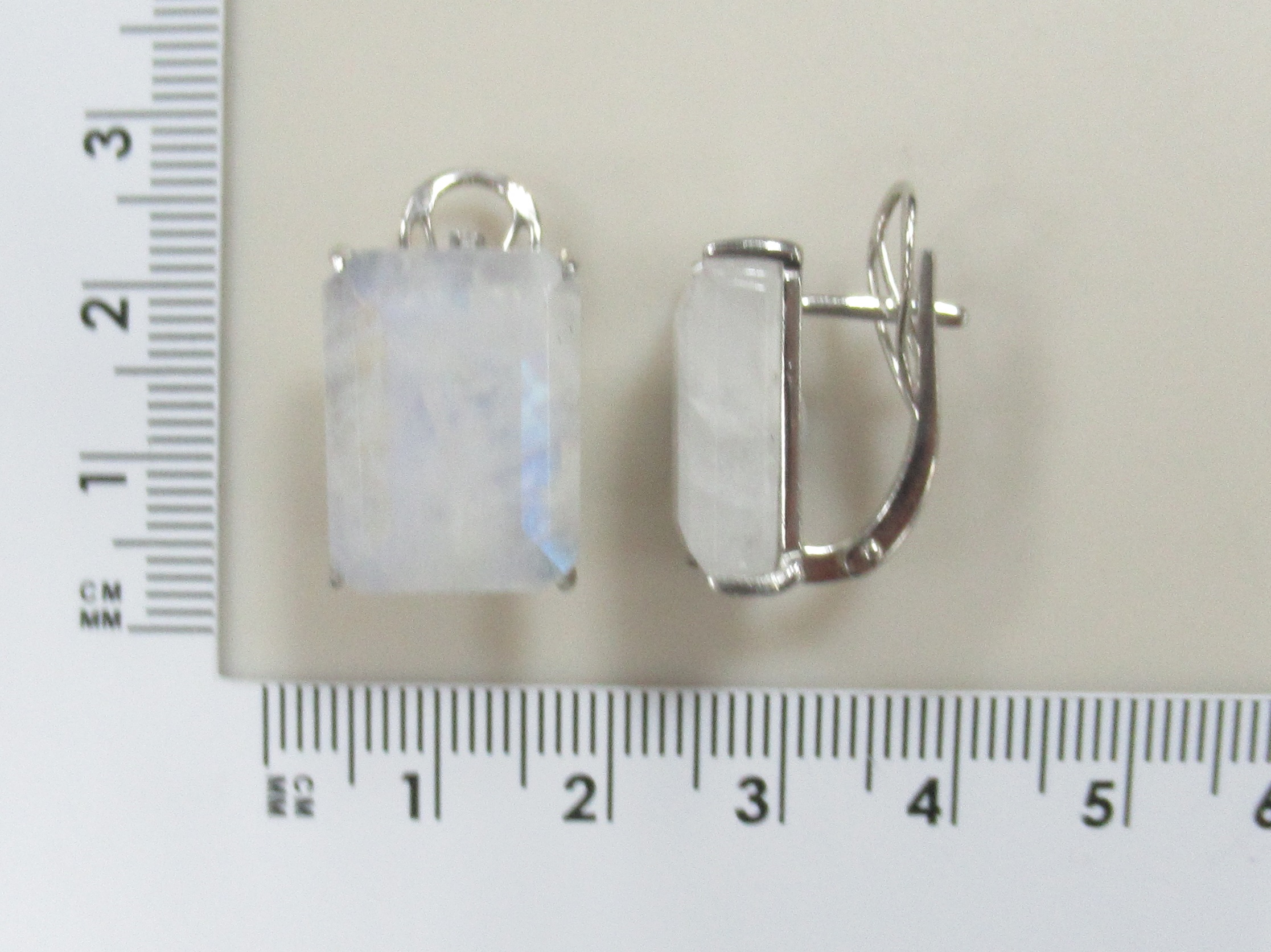 Серебряные серьги с лунными камнями